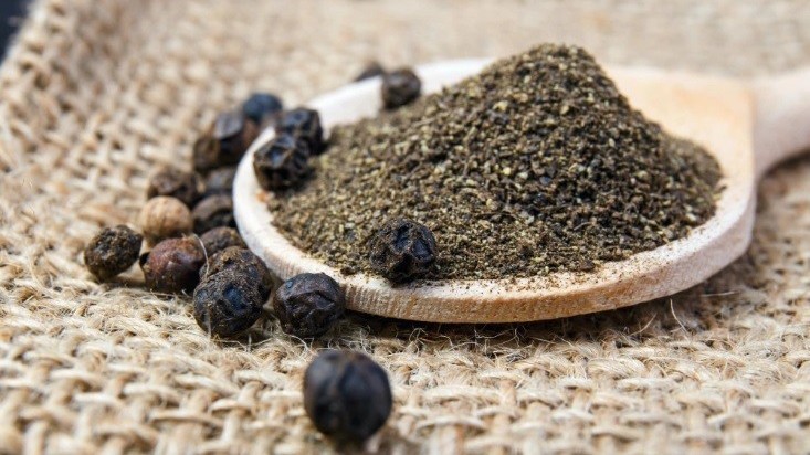 Giá tiêu trong nước đi ngang, xuất khẩu sang Anh tăng mạnh gần gấp đôi
