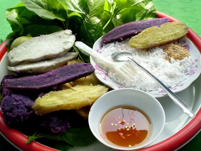 khoai lang chấm mắm sống cuốn lá cách, đặc sản trứ danh của người dân Vĩnh Long.