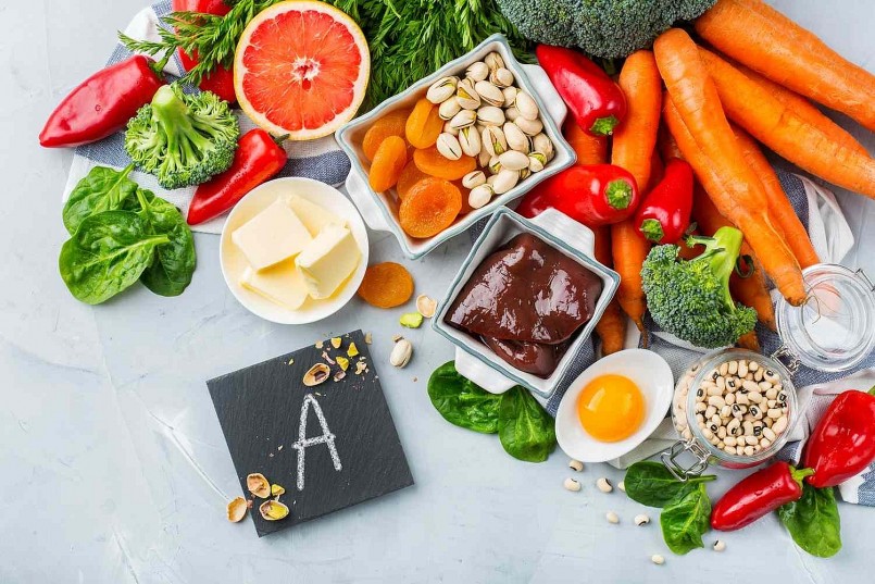 Thực phẩm giàu vitamin A như cà rốt, khoai lang, bí đỏ và cải bó xôi không chỉ tốt cho mắt mà còn giúp cơ thể duy trì khả năng đề kháng, nhất là trong giai đoạn phục hồi sau chấn thương.