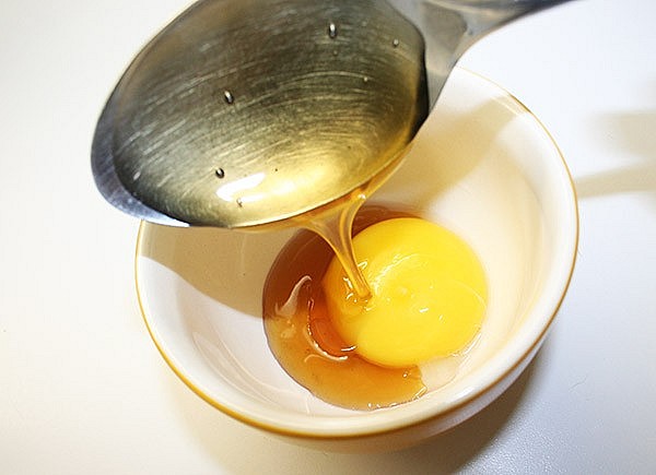 Thử mật ong bằng lòng đỏ trứng gà