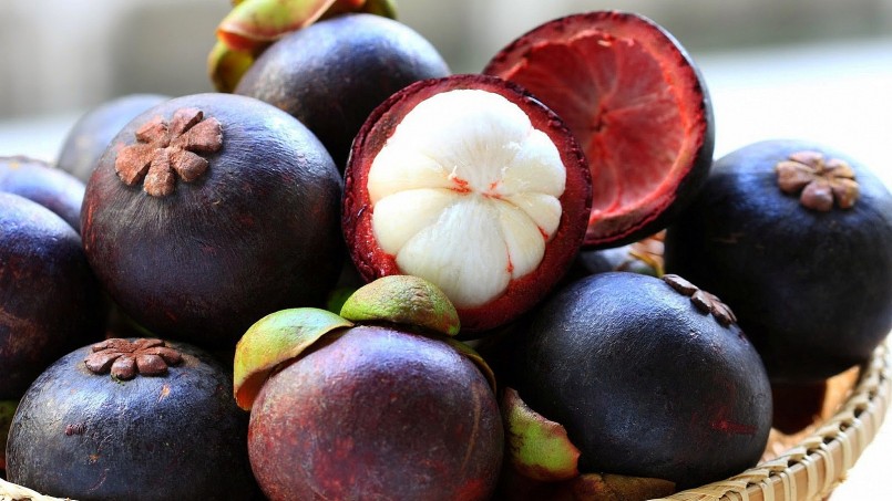 Măng cụt chín thường có vỏ màu nâu sẫm hoặc xanh pha đỏ.