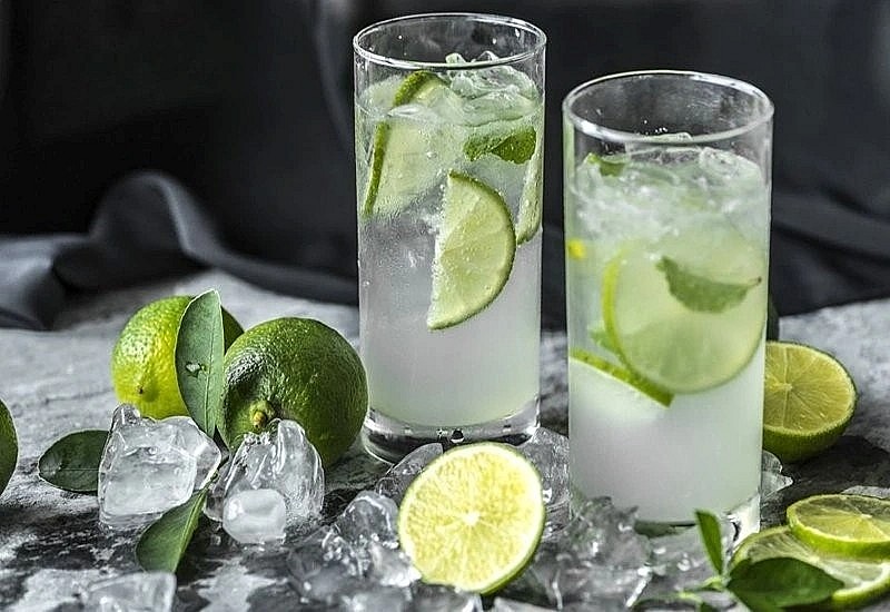 Nước chanh có khả năng bù nước nhanh, đồng thời hỗ trợ lưu thông máu nhờ các chất chống oxy hóa tự nhiên.