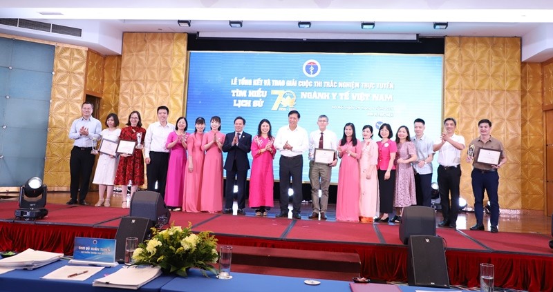 Thứ trưởng Bộ Y tế Đỗ Xuân Tuyên chúc mừng Ban tổ chức Cuộc thi và các cá nhân, tập thể đoạt giải.