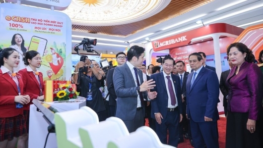 Thủ tướng yêu cầu ngành ngân hàng “về đích sớm” trong chuyển đổi số