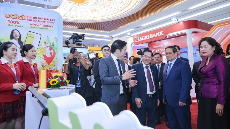 Thủ tướng yêu cầu ngành ngân hàng “về đích sớm” trong chuyển đổi số