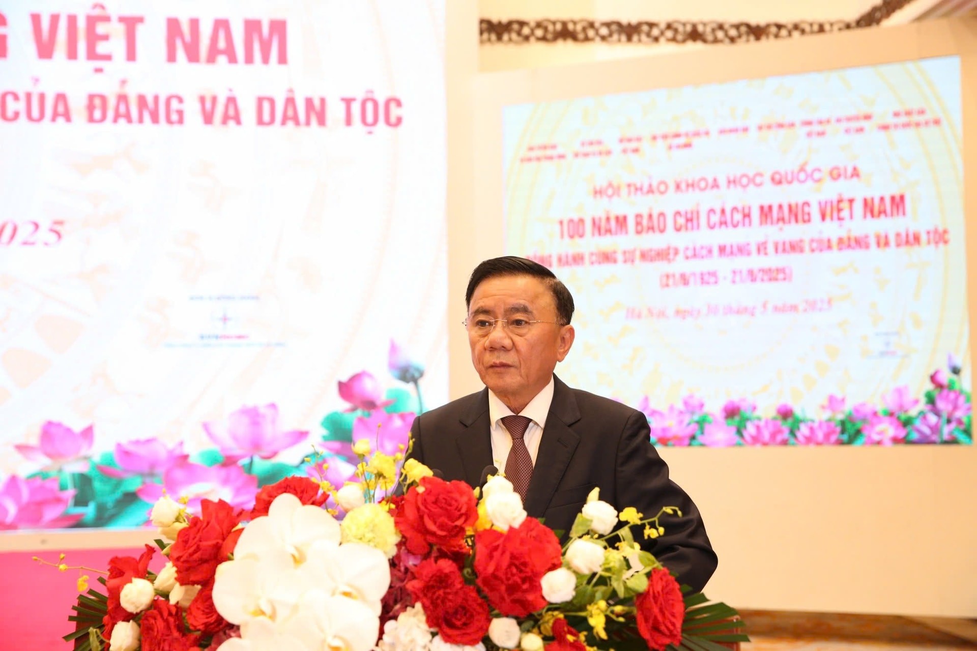 Ủy viên Bộ Chính trị, Thường trực Ban Bí thư Trần Cẩm Tú phát biểu tại hội thảo.