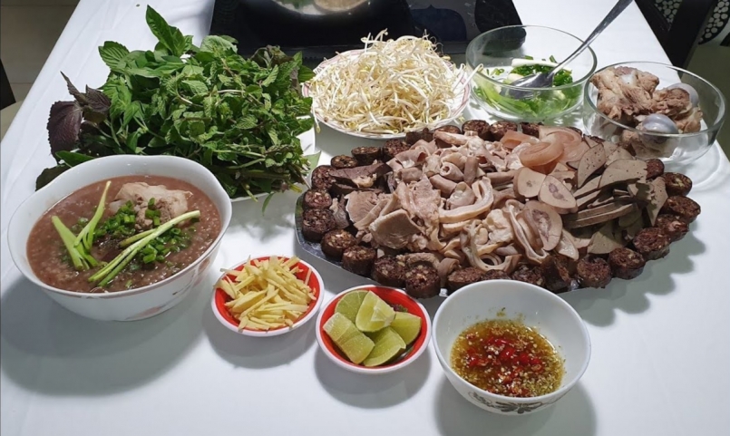 Cháo lòng Cái Tắc còn được nâng niu bởi phụ liệu đi kèm.