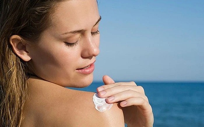 Kem chống nắng là sản phẩm thiết yếu bảo vệ da khỏi tác hại của tia cực tím (UV). 