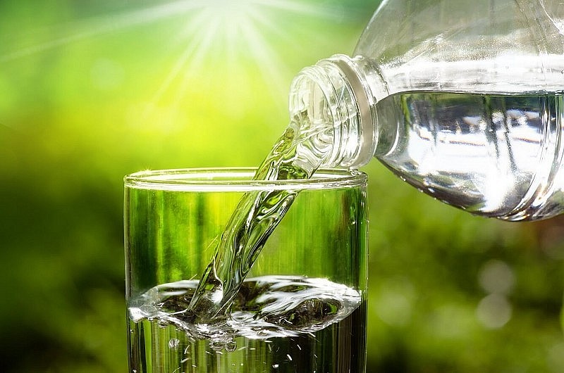 Uống nước đều đặn từ sáng sớm, ngay khi thức dậy, giúp bù đắp lượng nước mất qua đêm.