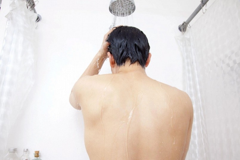 Không chỉ tắm khuya, một thói quen sai lầm khác là tắm ngay sau khi vừa đi ngoài nắng về.