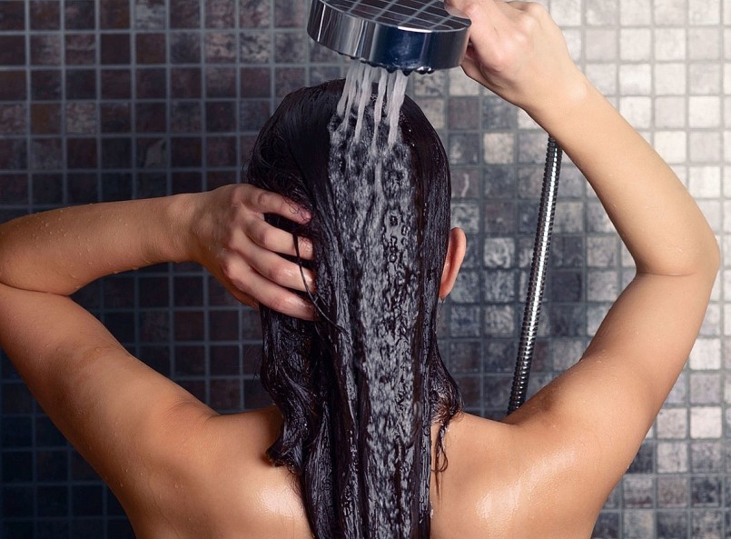 Thời tiết oi bức khiến nhiều người chọn tắm đêm để giải nhiệt.