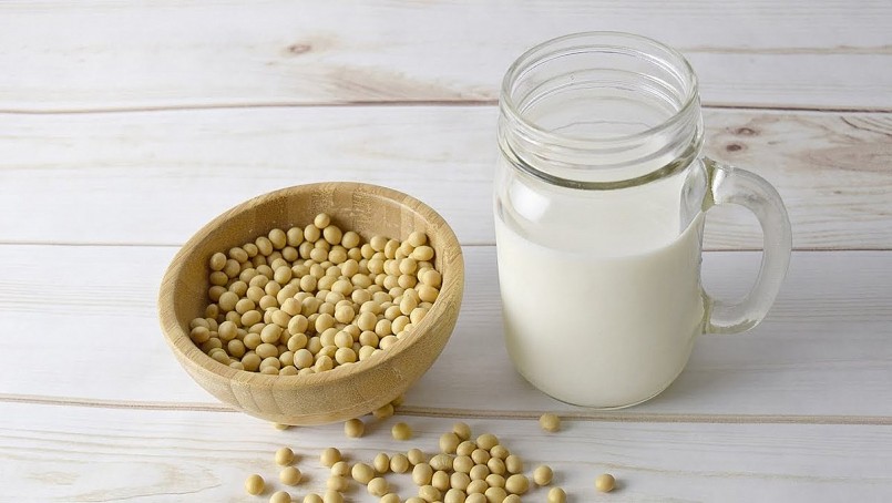 Sữa đậu nành chứa nhiều protein thực vật, ít chất béo bão hòa và hoàn toàn không có cholesterol. 