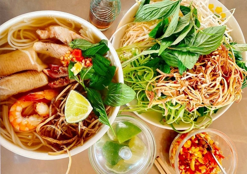 Bún nước lèo Sóc Trăng, còn gọi là “Num-chooc” trong ẩm thực Khmer
