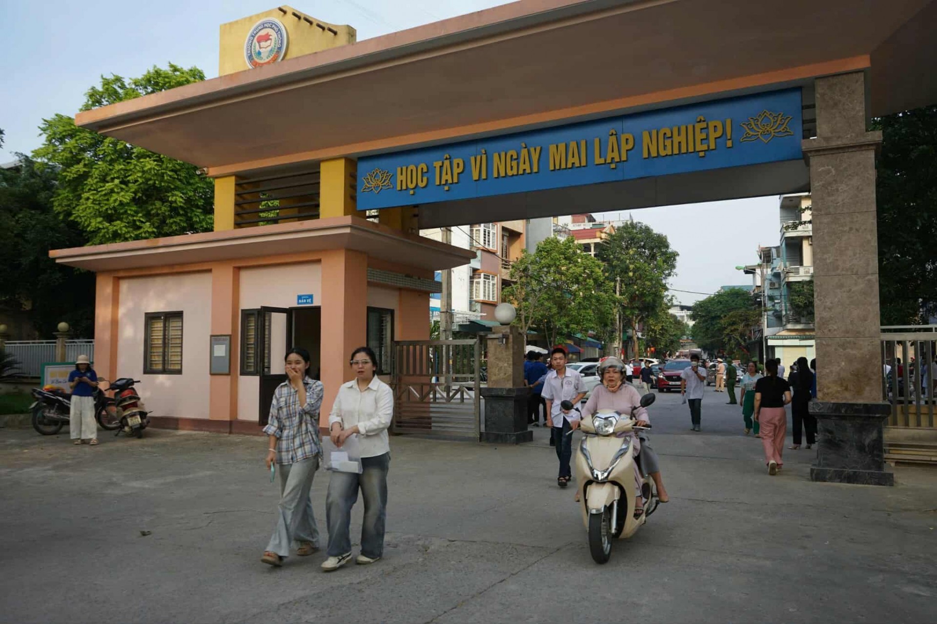 Thanh Hóa: Nắng nóng oi bức không làm chùn bước thí sinh dự thi vào lớp 10 THPT năm học 2025-2026