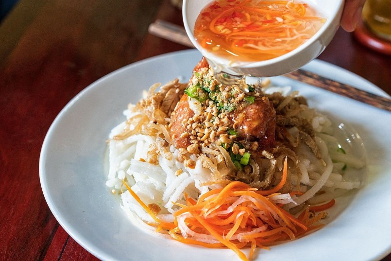 Bạc Liêu) không chỉ nổi tiếng với phong cảnh hữu tình mà còn là nơi sản sinh ra một món ăn độc đáo, đậm đà hương vị miền Tây là bánh tằm Ngan Dừa.