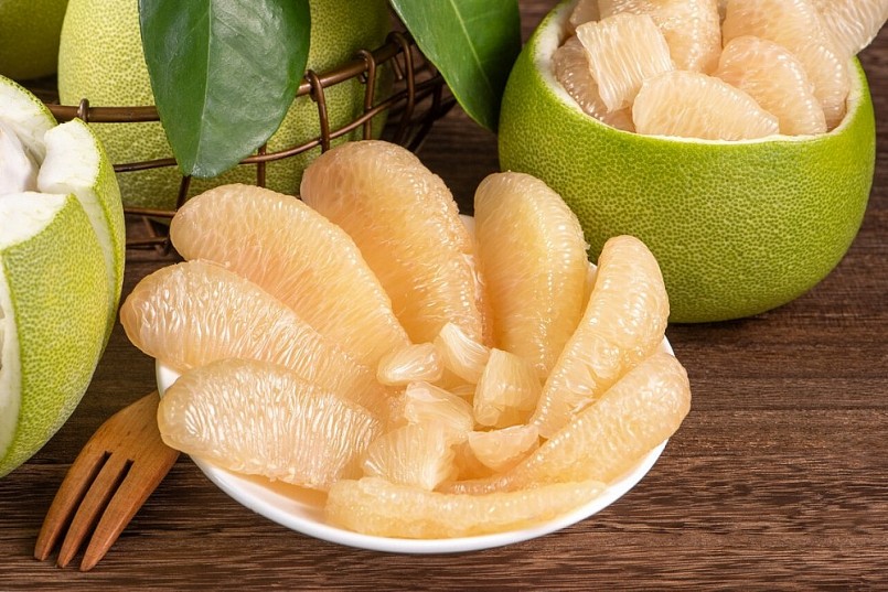 Ăn thêm một chút bưởi sau bữa tối giúp thúc đẩy trao đổi chất, hạn chế tích tụ mỡ vùng bụng.