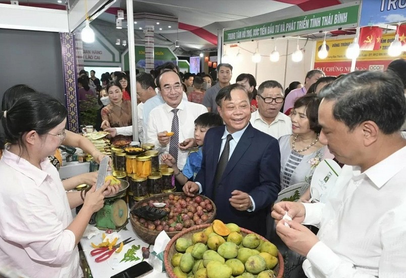 Lãnh đạo địa phương đi tham quan các gian hàng tại hội chợ.