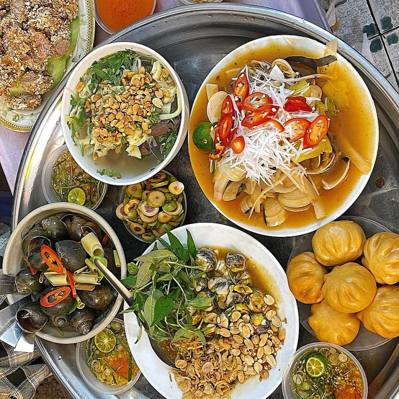 Chỉ cần vài chiếc bàn nhựa đặt ven đường, không cần biển hiệu rình rang, quán ốc nào ở Phù Lưu cũng tấp nập khách.