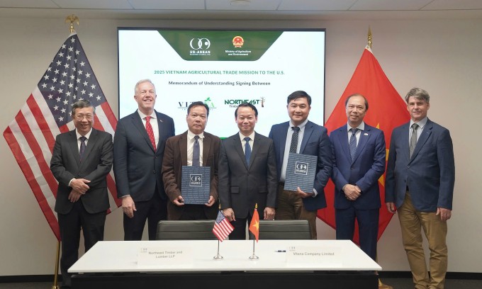 Bộ trưởng Đỗ Đức Duy và Chủ tịch USABC Ted Osius chứng kiến các lễ ký MOU giữa doanh nghiệp Việt Nam và Mỹ. Ảnh: Đoàn công tác