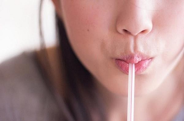 Thói quen mím môi để uống bằng ống hút – tương tự như hút thuốc – dễ hình thành các nếp nhăn quanh miệng.