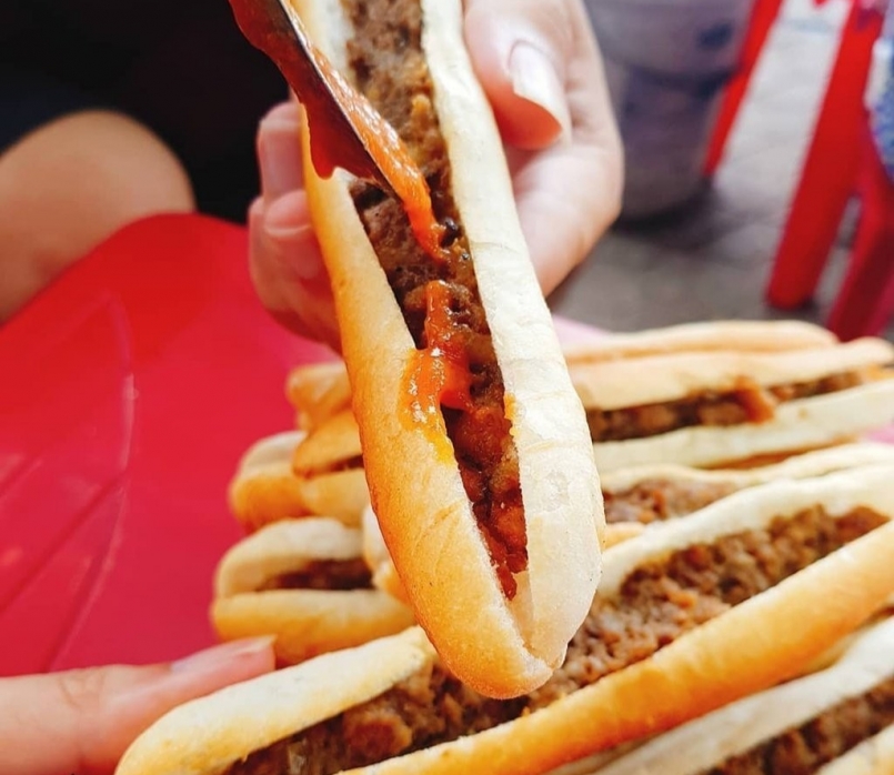 Ổ bánh nhỏ gọn, chỉ to ngang hai ngón tay và dài chừng một gang, bên trong là lớp pate mịn, ăn kèm tương ớt đặc trưng mang tên “chí chương”.