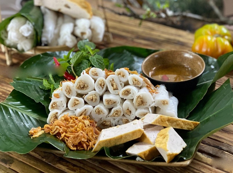 Thưởng thức bánh cuốn Phú Thị cũng mang một nét thú vị rất riêng: không dùng đũa, mà cầm tay, nhúng vào bát nước chấm rồi đưa lên miệng.