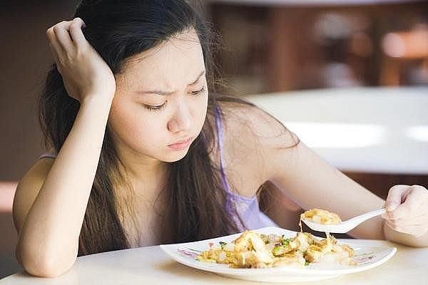 Gan bị tổn thương khiến dịch tiêu hóa có thể thẩm thấu vào máu, dẫn tới đầy hơi, chướng bụng. 
