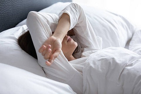Tránh kê tay lên trán khi ngủ