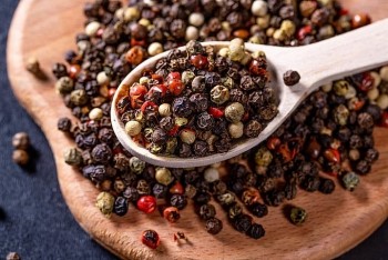 Giá tiêu hôm nay giữ ổn định, lo ngại thiếu hụt và thuế quan đẩy giá tăng cao