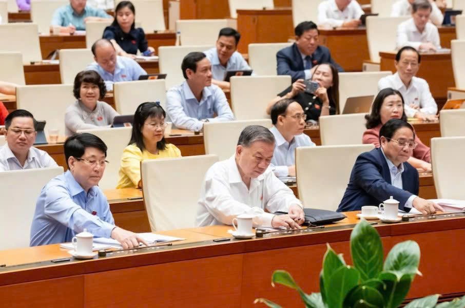 100% các vị đại biểu có mặt bấm nút tán thành.