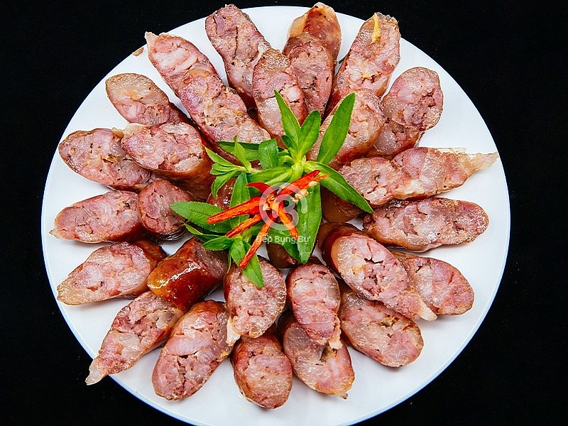 Lạp sườn Cao Bằng có thể chế biến theo nhiều cách: rán vàng, nướng than hoa, hấp chín hay xào cùng rau rừng.
