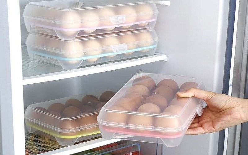 Giải pháp được khuyến nghị là bảo quản trứng trong các khay chuyên dụng có nắp kín, đặt sâu bên trong tủ lạnh