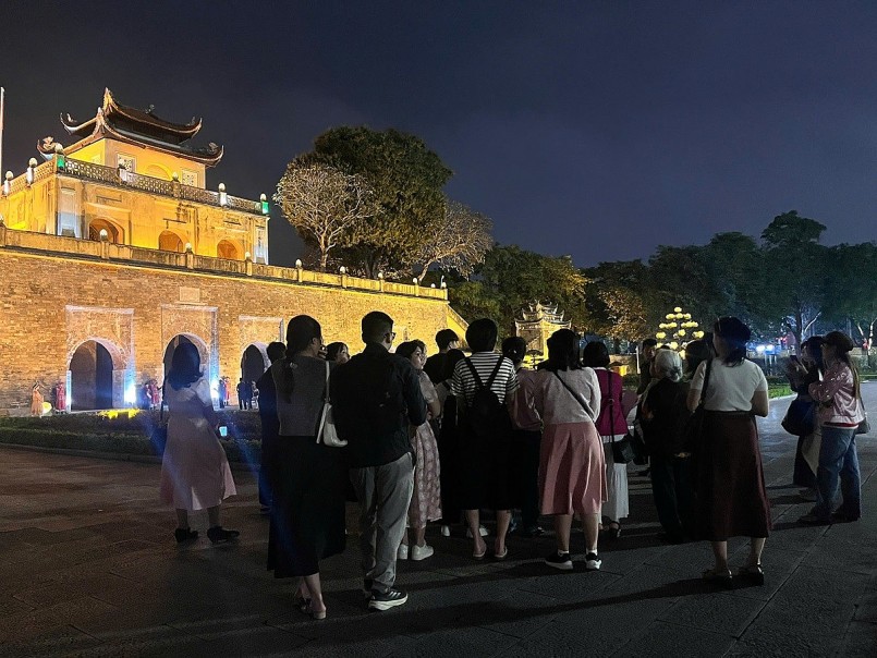 Du khách tham quan tour đêm tại Hoàng thành Thăng Long, Hà Nội – một trong những sản phẩm hiếm hoi được đầu tư bài bản, kết hợp yếu tố lịch sử và trình diễn nghệ thuật.