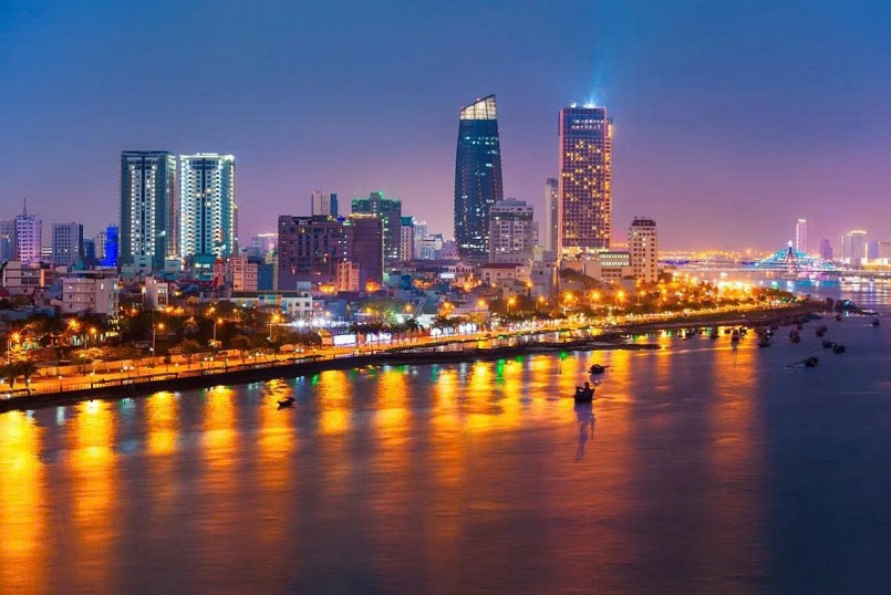 Không gian đô thị Đà Nẵng rực rỡ ánh đèn về đêm, biểu tượng cho nỗ lực xây dựng môi trường du lịch an toàn, văn minh và phát triển bền vững.