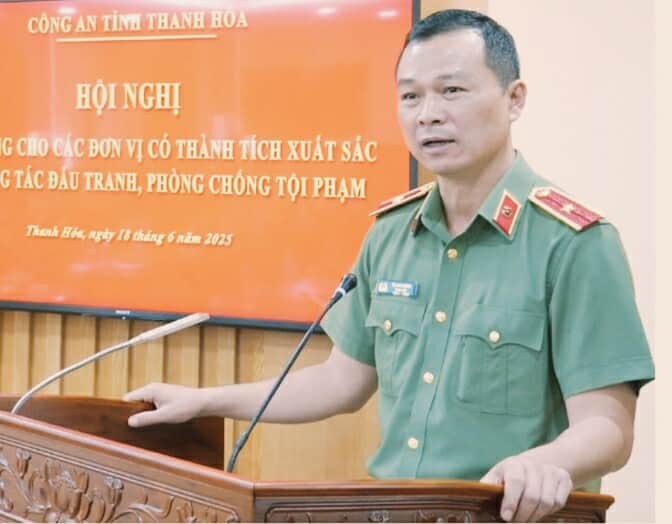 Giám đốc Công an tỉnh Thanh Hóa trao thưởng cho các đơn vị có thành tích xuất sắc