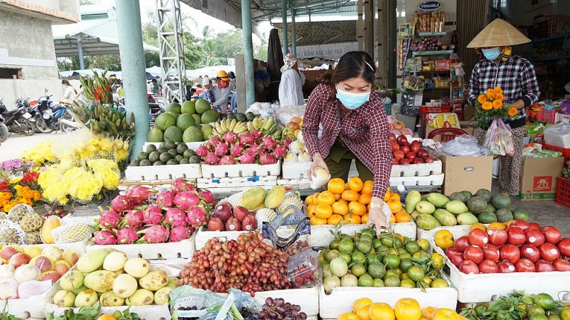 Nhiều tiểu thương tại chợ truyền thống vẫn quen với cách ghi chép thủ công và chưa sẵn sàng tiếp cận công nghệ số.