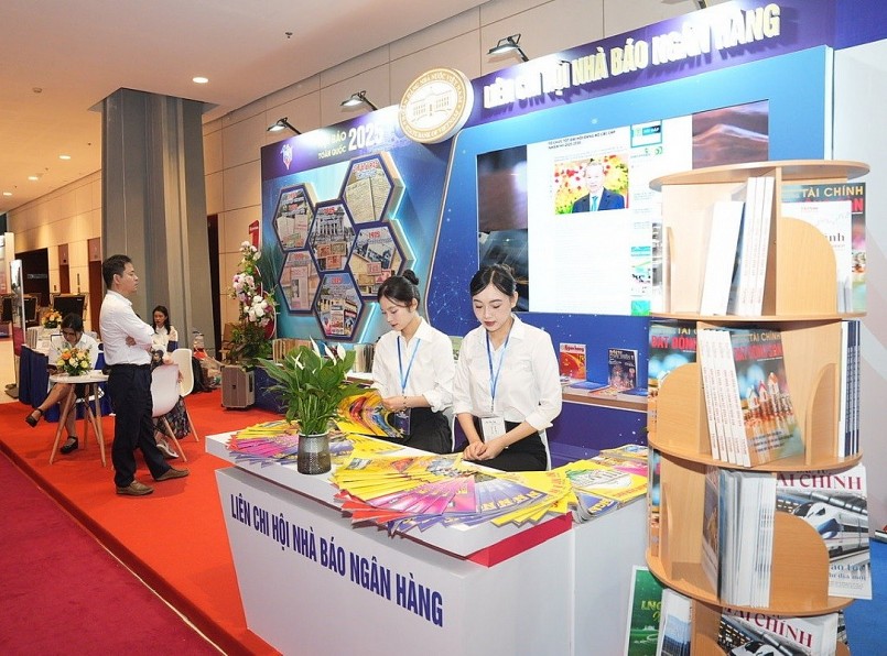 Không gian trưng bày hiện đại tại Hội Báo toàn quốc 2025 phản ánh quá trình chuyển mình mạnh mẽ của báo chí Việt Nam trong kỷ nguyên số.