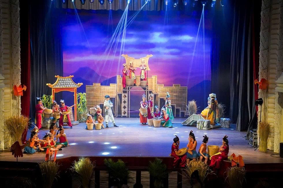 “The Enchanted Crossbow” được dàn dựng công phu từ bối cảnh, đạo cụ sân khấu đến phục trang nhân vật.