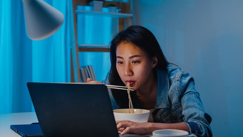 Ăn khuya khiến thức ăn không được tiêu hóa kịp thời.