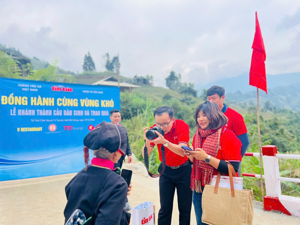 Phóng viên Thế Đoàn tác nghiệp trong Chương trình “Đồng hành cùng vùng khó” của báo Tin tức tại Hà Giang.