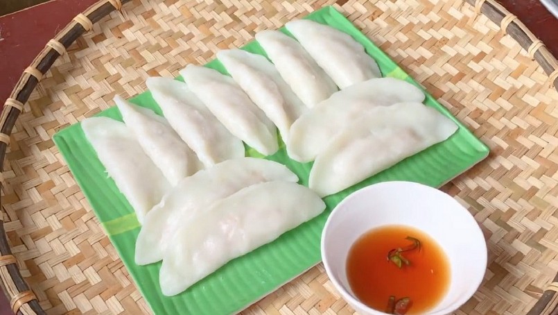 Khi ăn, bạn sẽ cảm nhận được độ dẻo quánh của bột gạo quyện cùng nhân thịt mềm ngọt, chút tiêu cay nhẹ lan nơi đầu lưỡi.