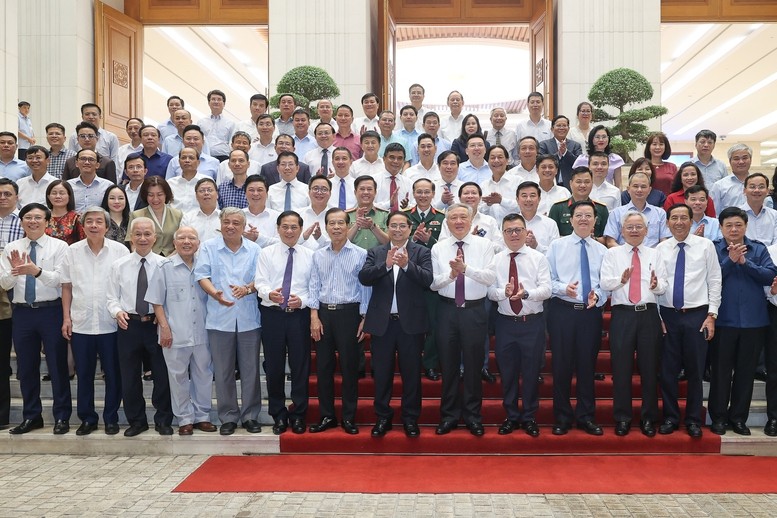 Thủ tướng và các Phó Thủ tướng chụp ảnh lưu niệm với lãnh đạo, nguyên lãnh đạo các cơ quan báo chí - Ảnh: VGP/