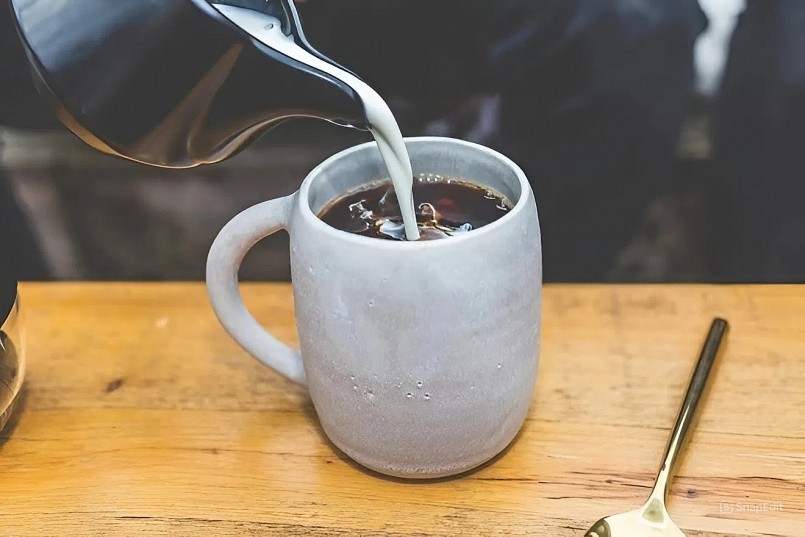 Việc thêm sữa vào cà phê không chỉ khiến hương vị thêm dịu nhẹ mà còn giúp bảo vệ răng.