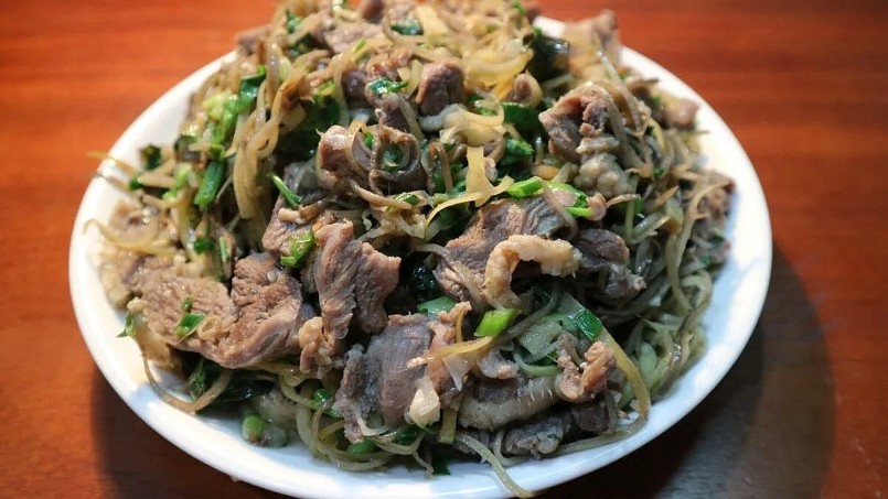 Vịt om hoa chuối là món ăn truyền thống thường xuất hiện trong những bữa cơm đậm chất vùng cao.