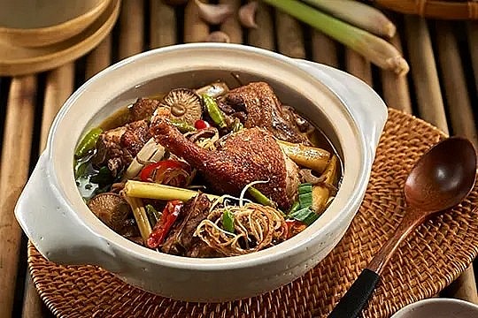 Món vịt om hoa chuối khi hoàn thành có vị đậm đà, thịt mềm, ngọt, hoa chuối giòn dai, thơm mùi núi rừng.