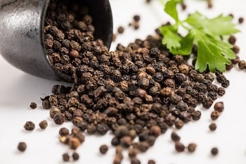 Giá tiêu trong nước ổn định sau tuần lao dốc
