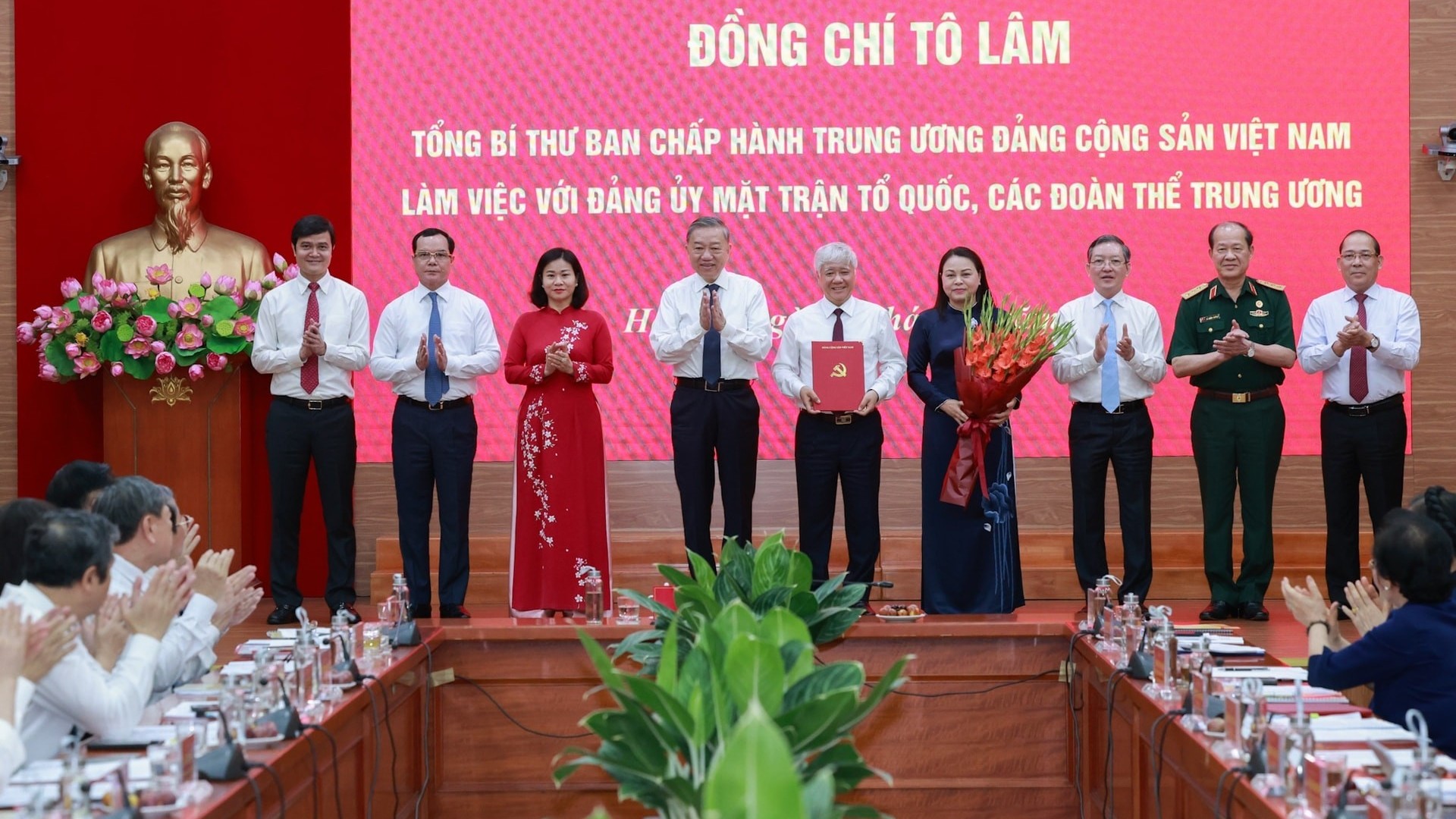 Tổng Bí thư Tô Lâm trao quyết định thành lập Cơ quan Ủy ban Trung ương MTTQ Việt Nam