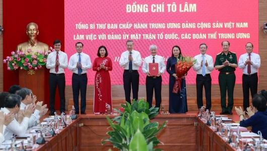 Tổng Bí thư Tô Lâm trao quyết định thành lập Cơ quan Ủy ban Trung ương MTTQ Việt Nam