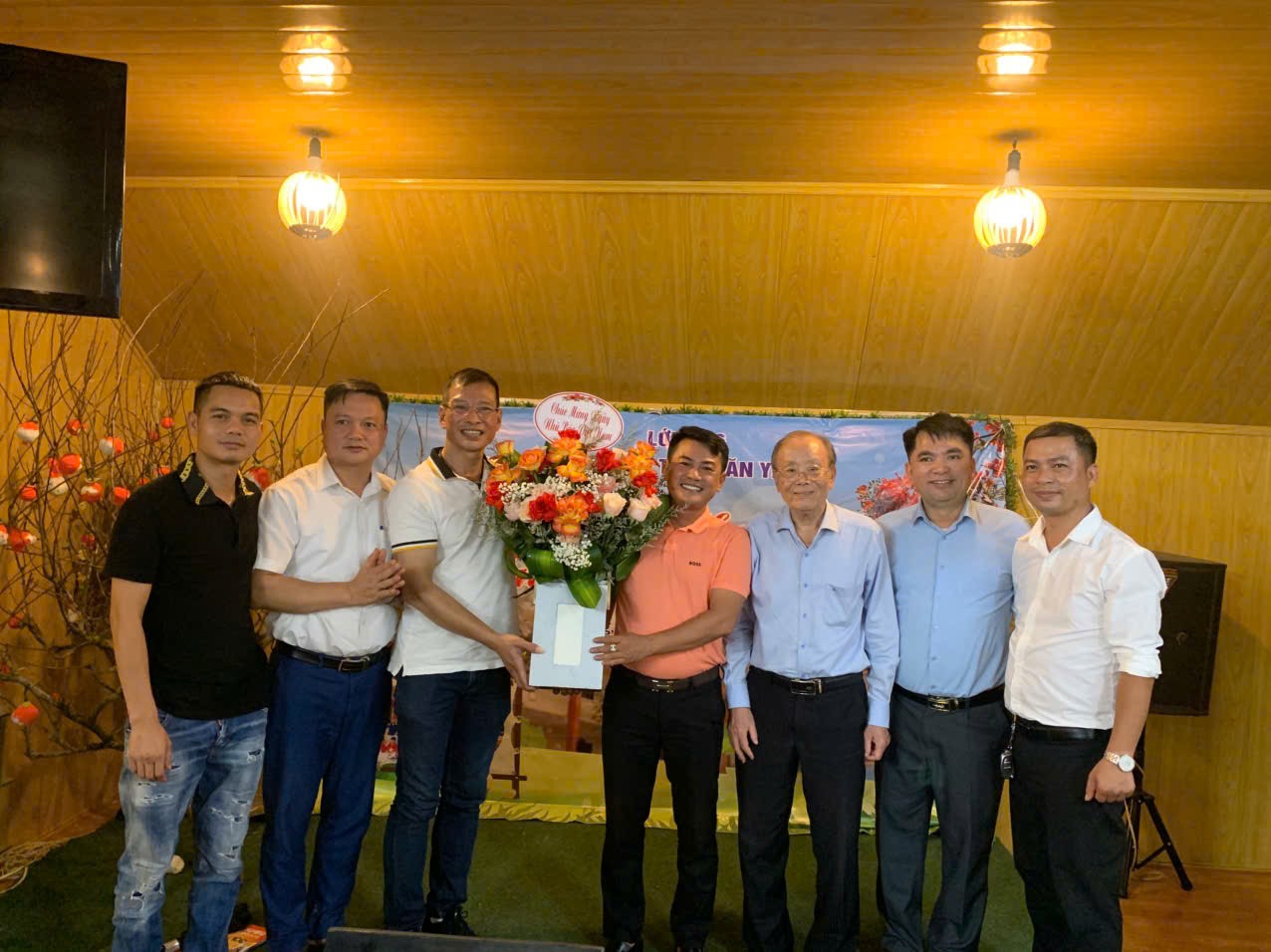 Nhà báo Nguyễn Viết Hưng – Tổng Biên tập Tạp chí Thương hiệu và Sản phẩm nhận hoa chúc mừng của TGĐ Công ty CP Phát triển Báo Sáng.