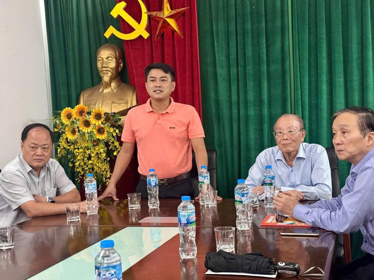 Nhà báo Nguyễn Viết Hưng - Tổng Biên tập Tạp chí Thương hiệu và Sản phẩm cha sẻ với Lãnh đạo Hội về những thuận lợi, khó khăn của Tạp chí thời gian qua.
